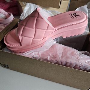 DL Dirty Laundry lightning Pink Foam Chunky Pink Quilted Slide Sandals Size 10